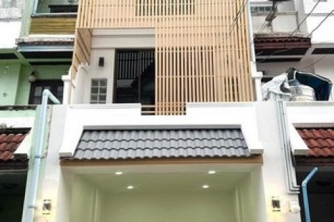 Me28ขายทาวน์โฮม 3 ชั้น บ้านรีโนเวทใหม่ทั้งหลัง หมู่บ้านร่มรื่น  ถนนสตรีวิทยา2 ย่านโชคชัย4 ตกแต่งพร้อมเข้าอยู่