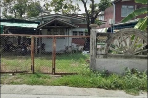 Old house for sale Need to renovation big land Samutprakan