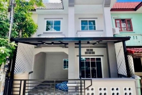 ม. ลภาวัน12 ซ.4 บ้านรีโนเวทใหม่พร้อมหิ้วกระเป๋าเข้าอยู่ได้เลย