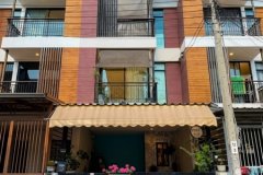 ขายทาวน์เฮาส์ 3 ชั้น หมู่บ้านผาสุขสันติ ซ.พัฒนาการ 67 แยก 10 พร้อมเข้าอยู่ ทำเลดีใกล้แอร์พอร์ตลิงก์และทางด่วน