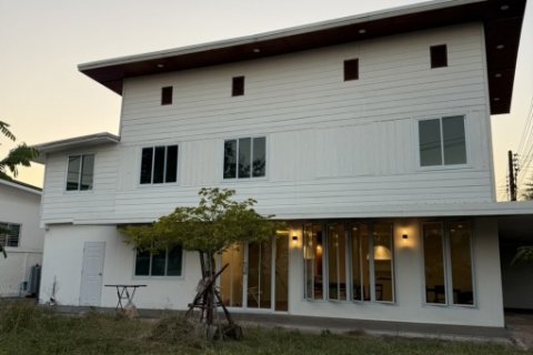 ขายบ้านเดี่ยว 2 ชั้น 100 ตร.ว. บ้านรีโนเวทใหม่ ติดถนนริมโขง 2 ข้างแปลงมุม ทำเลหายาก