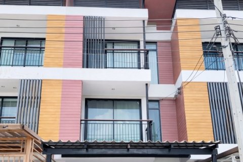 ขายทาวน์เฮาส์ 3 ชั้น หมู่บ้านผาสุขสันติ ซ.พัฒนาการ 67 แยก 10 พร้อมเข้าอยู่ ทำเลดีใกล้แอร์พอร์ตลิงก์และทางด่วน