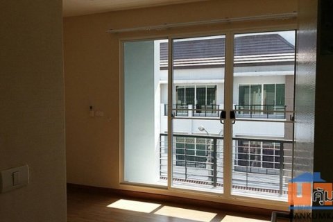 ขายทาวน์โฮม3ชั้น บ้านกลางเมือง หมู่บ้านติดถนน ใกล้เซ็นทรัลอีสต์วิวล์ ราคาดีทำเลดีมาก ติดต่อผึ้งรติ 0619419639