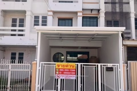 ขายทาวน์เฮ้าส์ 3 ชั้น หมู่บ้านธนพร ลำลูกกา 11 ทำเลใกล้ตลาดนานาเจริญ เนื้อที่ 16 ตร.วา มี 4 ห้องนอน 3 ห้องน้ำ รีโนเวทใหม่