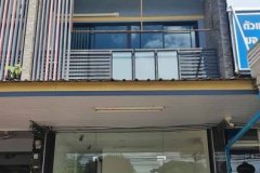 ตึกแถวติดถนนสายหลัก ใกล้ห้างแม็คโคร ขายถูกกว่าข้างเคียงแน่นอน สภาพดีมาก