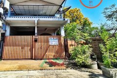 ขายถูก ทาวน์เฮ้าส์31ตรว. หลังริม ม.สวนทองวิลล่า7 ลาดสวาย สภาพดีพร้อมอยู่ ข้างบ้านติดคลอง