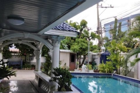 Selling Single House private Pool and nice vintage House near Lotus Pattanakarn shoppping ,bigger area