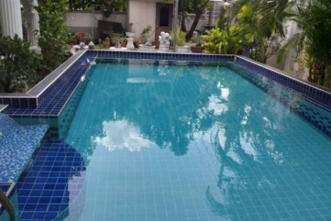 ขายบ้านเดี่ยวหรู แปลงใหญ่ 140 ตารางวา ถนนพัฒนาการ เข้าซอยไม่ลึก มีสระว่ายน้ำ ทำเลดีมากใกล้โลตัสพัฒนาการ