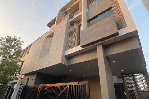 ขายหรือให้เช่าบ้านหรู 3 ชั้น The Gentry Cultivar Rama 9 ย่านกรุงเทพกรีฑา  ติดทางด่วน ใกล้ MRT สายสีส้ม ใกล้สนามบิน