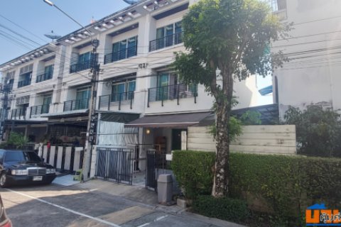 ทาวน์โฮม 3 ชั้น ใจกลางย่าน สาทร-ตากสิน ใกล้ bts วุฒากาศ