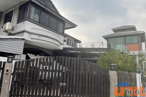 ขายด่วนขายบ้านเดี่ยว 2 ชั้น หมู่บ้านปรีชาสุวินทวงศ์ ขนาดที่ดิน 92 ตารางวา  สร้างเต็มพื้นที่ บ้านอยู่ต้นซอย เงียบสงบ เป็น