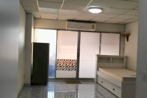 ขายด่วน คอนโด กรีนเพลส รอยัล พาร์ค ทำเลหน้าโรงเรียน ขนาด 31 ตรม.ชั้น 4 ห้องเย็นอยู่สบาย โทร 099-1961001