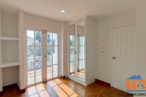 ขายบ้านเดี่ยวรีโนเวทใหม่ตกแต่งบิวอิ้นพร้อมอยู่ ติดรถไฟฟ้า 2 สาย เพียง 150 ม. ราคา 6.5 ล้าน