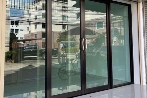 ให้เช่าโฮมออฟฟิศลาดพร้าวใกล้ รถไฟฟ้าสายสีเหลือง  สถานีลาดพร้าว 101ขนาด  200  ตรม 4 ชั้น รวม ดาดฟ้า 2  ห้องนอน