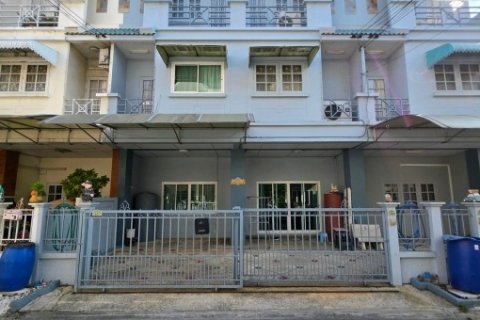 ขายบ้านทาวน์โฮมหลังคู่ 3 ชั้น ทำเลทองติด CDC ตรงข้าม Central Eastville เฟอร์ครบ พร้อมอยู่