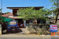 ขายที่ดินพร้อมบ้านครึ่งปูนครึ่งไม้ ทำเลทองดอนเมือง ซอยช่างอากาศอุทิศ 10  เนื้อที่  54.3 ตรว.