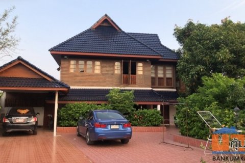 ขายบ้านเดี่ยว 2 ชั้น ครึ่งตึกครึ่งไม้ ติดถนนติดชุมชน ใจกลางเมือง ใกล้ตลาดตัวเมืองและกว๊านพะเยา ( เจ้าของขายเอง )