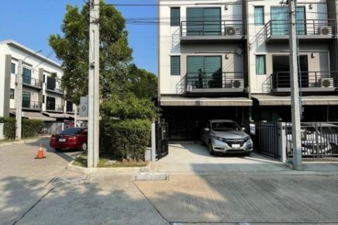 ขายทาวน์โฮม 3 ชั้น หลังมุม บ้านกลางเมือง ปิ่นเกล้า-จรัญ ทำเลดี เดินทางสะดวก