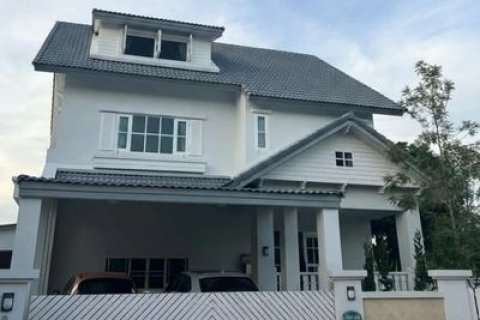 หมู่บ้านลัดดารมย์ สันผีเสื้อ บ้านเดี่ยว พื้นที่กว้างมาก มีสวนส่วนตัว ใกล้โรงเรียนนานาชาติ NIS เพียง 5 นาที