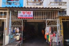 ขายตึกแถว ถนนเจริญนคร ตรงข้ามริเวอร์ไซต์ พลาซ่า โรงแรมอวานี่ ริเวอร์ไซต์ ปัจจุบันเป็นห้องเช่าผลตอบแทน 6.5% ต่อปี เหมาะแก