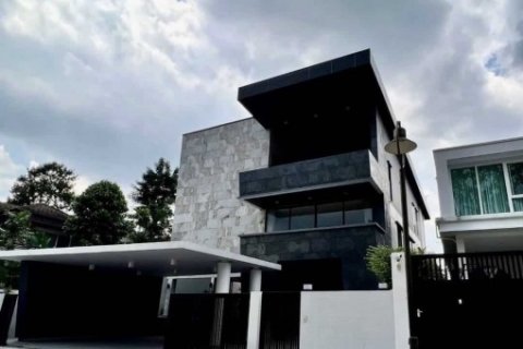 ขายบ้านสร้างใหม่ มีสระว่ายน้ำส่วนตัว พร้อมลิฟท์ บนถนนรัชดาภิเษก ใกล้สี่แยกวงศ์สว่าง