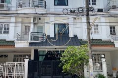 B69-300 ขายด่วน ทาวน์โฮม 3 ชั้น จัดเต็มเฟอร์นิเจอร์ทั้งหลัง หมู่บ้านรื่นฤดี รามคำแหง180  เนื้อที่ 18.2 ตร.ว