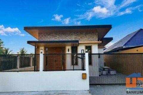 ขายบ้านสร้างใหม่ หมู่บ้านสาธิต (ซอยโรงพยาบาลเหนือคลอง) บ้านสวย ทันสมัย แถมเฟอร์นิเจอร์ทั้งหลัง แอร์ 3 เครื่อ