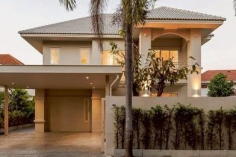 บ้านพูลวิลล่าส่วนตัว ในหมู่บ้านพิมุกต์ 4 ใกล้ สถานทูตสหรัฐฯ, ม.พายัพ เพียง 3 กม. ติด ถ.วงแหวนรอบสอง เดินทางสะดวก