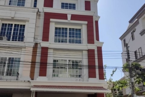 ให้เช่าโฮมออฟฟิศ 4 ชั้น Plus Park Avenue  ลาซาล-ศรีนครินทร์  สิ่งแวดล้อมดี ใกล้ BTSแบริ่ง และMRTศรีลาซาล