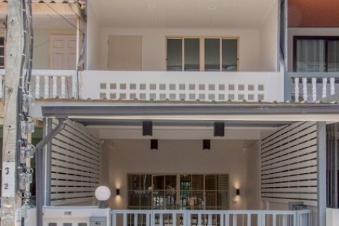 ขายทาวน์เฮ้าส์ 3 ชั้น หมู่บ้านสินทวี 8 รีโนเวทใหม่ทั้งหลัง พร้อมอยู่ ทำเลดี