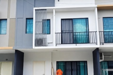 ขายทาวน์โฮม 2 ชั้น หมู่บ้านเดอะคอนเนค 28 วัชรพล-เพิ่มสิน ฟรีทาสีใหม่ทั้งหลัง ทำเลดี เดินทางสะดวก