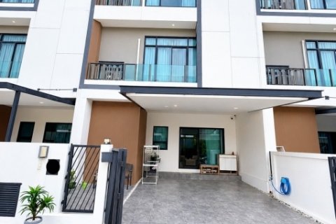 ขายทาวน์โฮม 3 ชั้น Mews เทียนทะเล 15 หน้าบ้านกว้าง ทำเลดี พร้อมเข้าอยู่