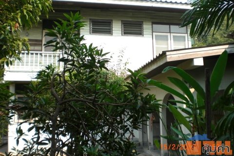 ขายลดราคา ที่ดิน พร้อมบ้านไม้ ถนนสาทรใต้ (ซ.เจริญราษฏร์1 แยก 3 ) โฉนด 190 ตรว. ขาย ตรว.ละ 185,000 บาท.