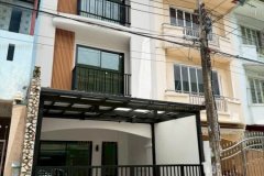 ขายทาวน์โฮม 4 ชั้น รีโนเวทใหม่ทั้งหลัง สไตล์โมเดิร์น ทำเลดีปากเกร็ด
