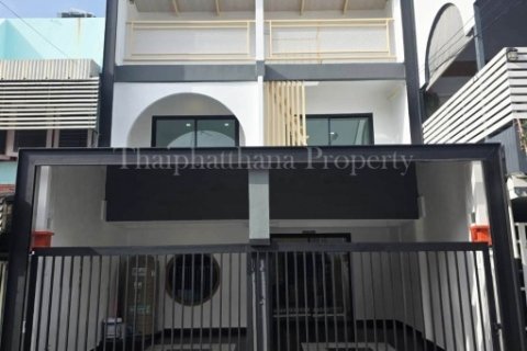 หมู่บ้านทิพวัล เทพารักษ์ บ้านรีโนเวทใหม่ ตกแต่งพร้อมเข้าอยู่
