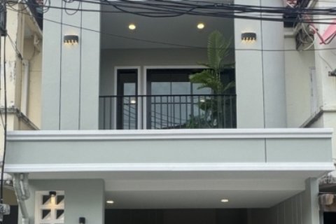 ขายทาวเฮ้าส์ 2 ชั้น หมู่บ้านเลิศอุบล รามอินทรา65 ขนาด16 ตรว. รีโนเวทใหม่