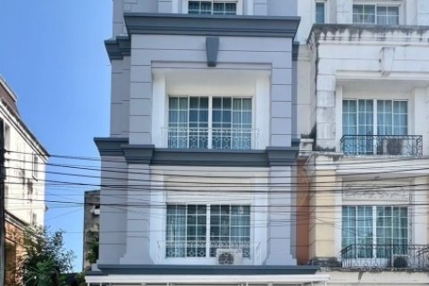 ให้เช่าบ้าน/โฮมออฟฟิศ 4 ชั้น โครงการพลัสพาร์ค อเวนิว ลาซาล-ศรีนครินทร์  สิ่งแวดล้อมดี ใกล้ BTSแบริ่ง และMRTศร