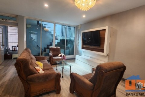 ขายตึกแถวรีโนเวทใหม่ 4 ชั้นครึ่ง 2 คูหา เซนต์หลุยส์ 3 สาทร จันทน์ 18/7 แยก 17