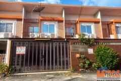 ขายทาวน์เฮ้าส์ หมู่บ้านรัชธานี 10 ซอยคู้บอน 27 เนื้อที่ 42.4 ตร.ว. 2 หลังตีทะลุ