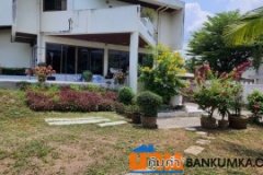 ขายบ้านพร้อมที่ดิน 550 ตารางวา มีบ้านสองหลังใหญ่ ที่ดินติดถนนเข้าออกได้หลายทาง