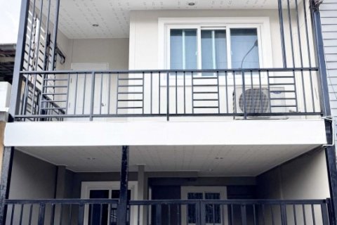 หมู่บ้านรัตนธานี ทาวน์เฮ้าส์ 20 ตรว. อยู่หลังโลตัส บางนา