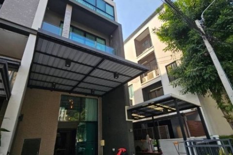 ขายทาวน์โฮมหลังมุม 3.5 ชั้น บ้านกลางเมือง วิภาวดี 64 พร้อมเข้าอยู่ ทำเลดี 15 นาที ถึง ม.เกษตร ใกล้รถไฟฟ้า เขียว-ชมพู