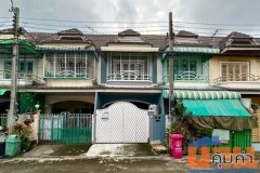 ทาวน์เฮาส์ หมู่บ้านมนวดี ซอยวัดลาดปลาดุก (หน้าบ้านและหลังบ้านไม่ชนหลังอื่น) ต้นโครงการ บางคูรัด บางบัวทอง นนทบุรี