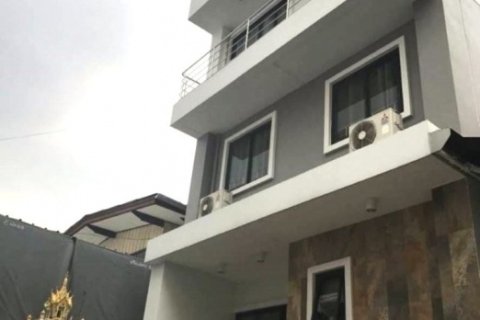 ขายบ้านเดี่ยว 3 ชั้น 50 ตร.ว.ราคา 13.5 ลบ. พร้อมเข้าอยู่ ถ.สุขเกษม ไกล้ ม.หอการค้า และ  MRT ห้วยขวาง (เจ้าของขายเอง)