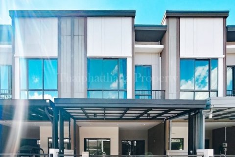 วี คอมพาวด์ บางนา-ศรีนครินทร์ ทาวน์โฮม สไตล์โมเดิร์น ต่อเติมพร้อมเข้าอยู่