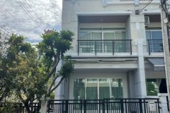 ขายทาวน์โฮม 3 ชั้น บ้านกลางเมือง เออร์บาเนี่ยน ศรีนครินทร์ หลังริม ทำเลดี เดินทางสะดวก ใกล้รถไฟฟ้าสถานีสวนหลวง ร.9