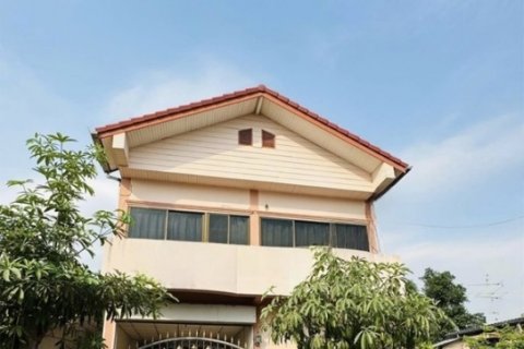 ขายบ้านพร้อมที่ดิน ในตัวเมืองพิษณุโลก 2 ชั้น มีดาดฟ้า เนื้อที่ 42 ตร.ว. แถมฟรีเฟอร์นิเจอร์ พร้อมเข้าอยู่ โทร 081-9629980