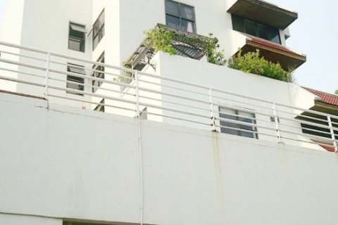 บ้านรัชดาคอนโดมิเนียมสูง 7ชั้น อยู่บนถนน สุทธิสารฝั่งลาดพร้าว