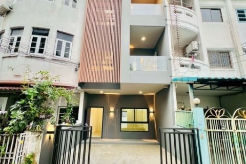 ขายทาวน์เฮ้าส์ สวย พร้อมอยู่ บางเขน–สะพานใหม่   ใกล้รถไฟฟ้า ทำใหม่ทั้งหลัง เข้าซอยไม่ลึก