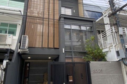 ขายหรือให้เช่าบ้านเดียว 3 ชั้นพื้นที่ 22 ตารางวา 3 ห้องนอน 3 ห้องน้ำ ซอยเอกมัย 22